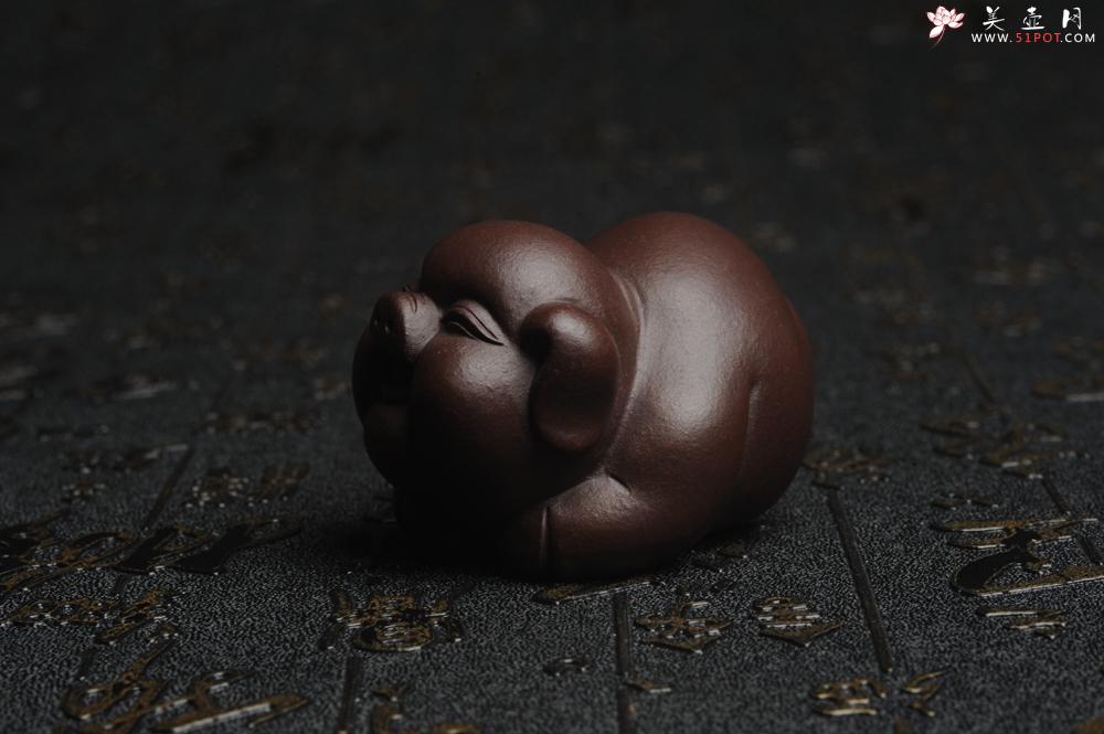 紫砂壶图片：美宠特惠 精工好料福气猪茶宠摆件 灰常可爱 长6.3cm高3.5cm - 美壶网