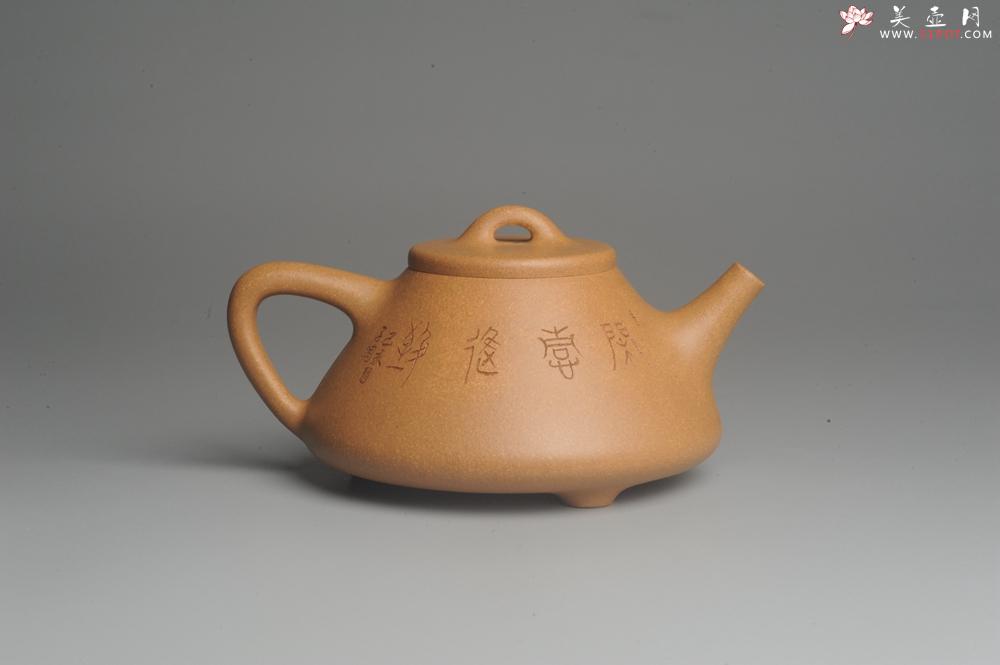 紫砂壶图片:油润老黄段泥(此泥料属于家藏老料!油润无比,识者自知!)全手工子冶石瓢 助工精心装饰松鼠 特文气 - 美壶网