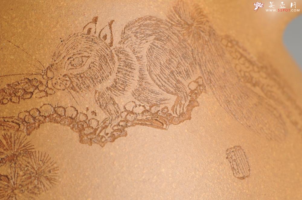 紫砂壶图片:油润老黄段泥(此泥料属于家藏老料!油润无比,识者自知!)全手工子冶石瓢 助工精心装饰松鼠 特文气 - 美壶网