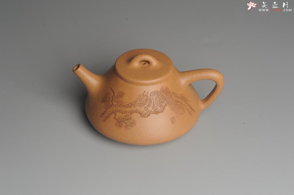 紫砂壶图片:油润老黄段泥(此泥料属于家藏老料!油润无比,识者自知!)全手工子冶石瓢 助工精心装饰松鼠 特文气 - 美壶网