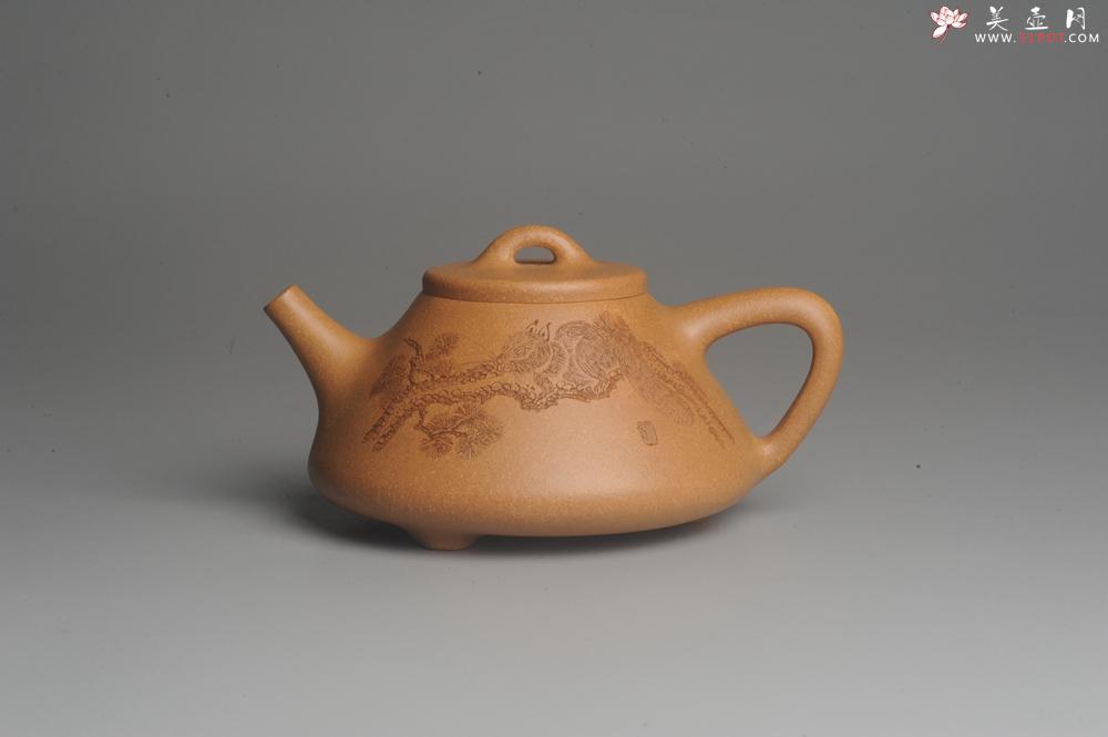 紫砂壶图片:油润老黄段泥(此泥料属于家藏老料!油润无比,识者自知!)全手工子冶石瓢 助工精心装饰松鼠 特文气 - 美壶网