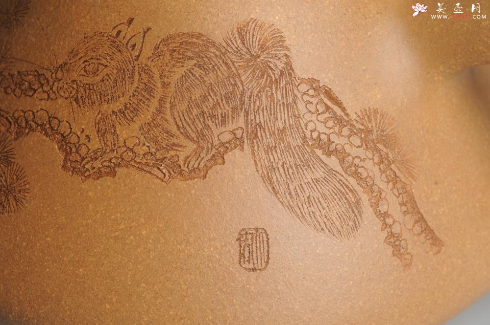 紫砂壶图片:油润老黄段泥(此泥料属于家藏老料!油润无比,识者自知!)全手工子冶石瓢 助工精心装饰松鼠 特文气 - 美壶网