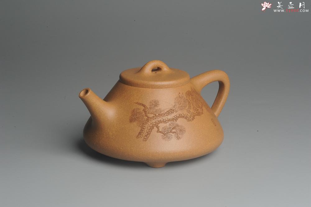 紫砂壶图片:油润老黄段泥(此泥料属于家藏老料!油润无比,识者自知!)全手工子冶石瓢 助工精心装饰松鼠 特文气 - 美壶网