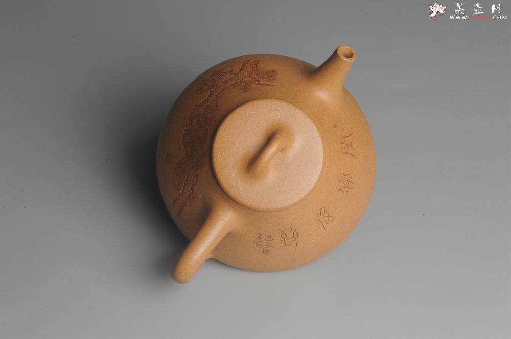 紫砂壶图片:油润老黄段泥(此泥料属于家藏老料!油润无比,识者自知!)全手工子冶石瓢 助工精心装饰松鼠 特文气 - 美壶网
