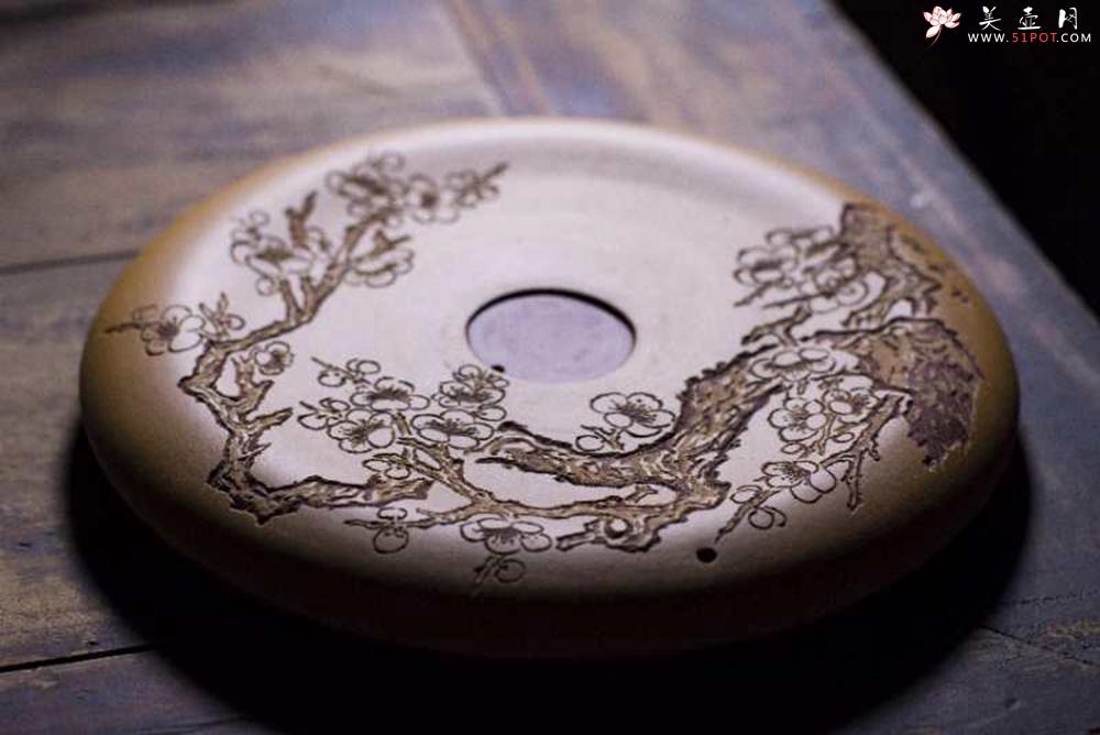 紫砂壶图片：毛国强入室弟子黄云初梅香文盘 干泡台 直径19cm 厚2cm 特文气 - 美壶网