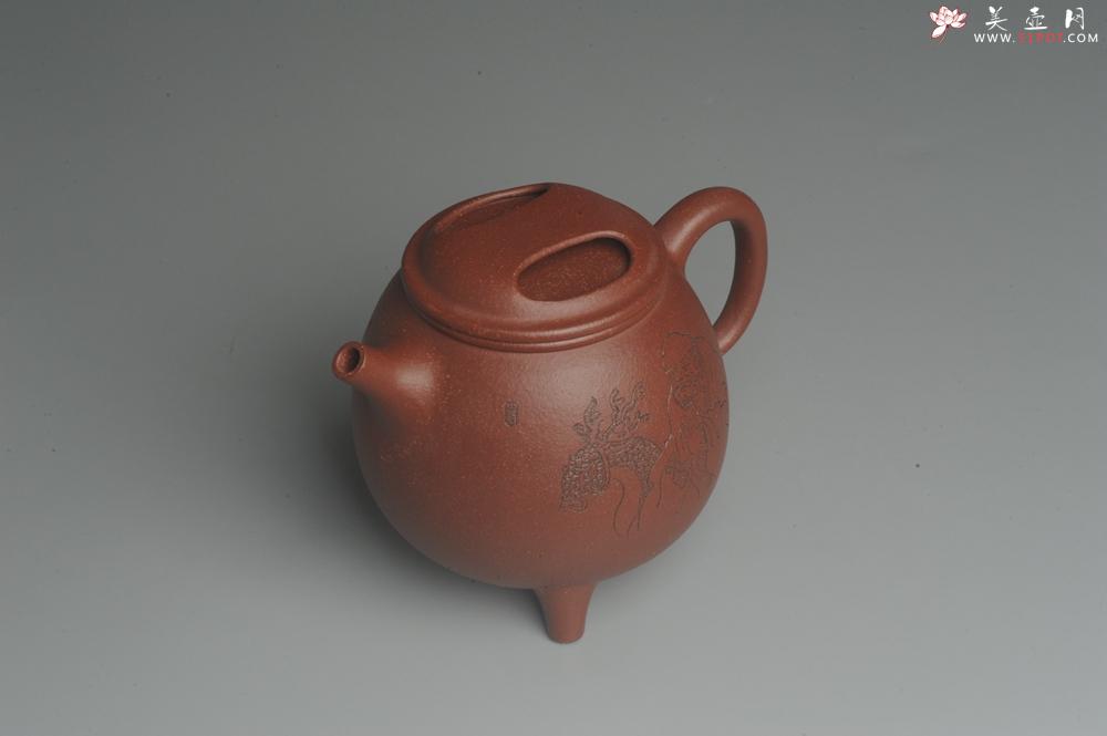紫砂壶图片：美壶特惠 助工精工降坡泥三足牛盖壶 装饰人物特文气 - 美壶网