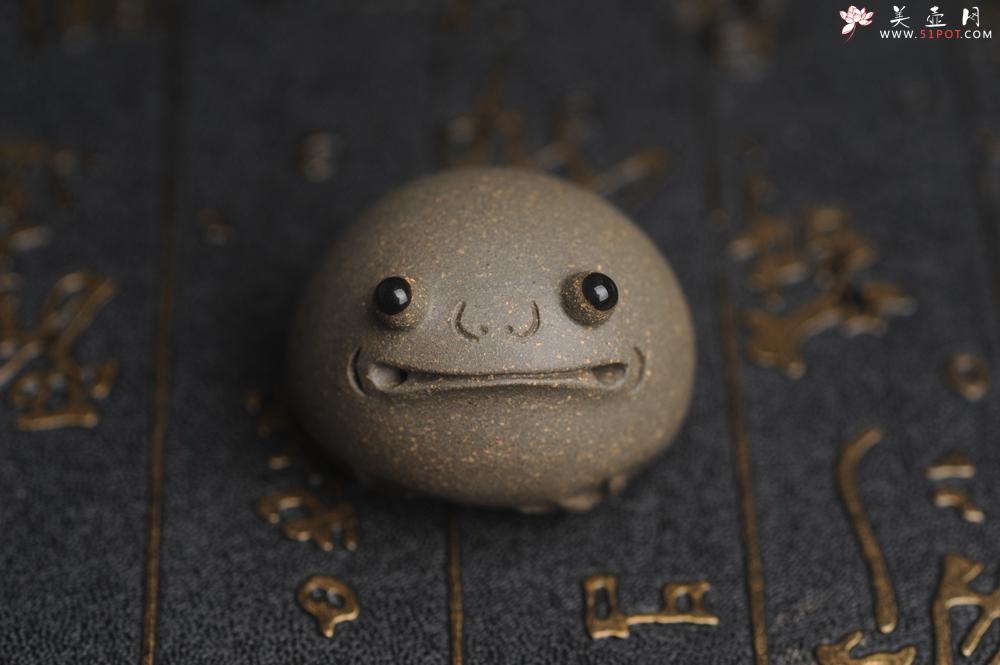 紫砂壶图片：美宠特惠 超可爱的精工青段萌蛤蟆紫砂茶宠摆件 长3.5cm宽4cm高3cm - 美壶网