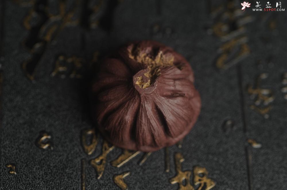 紫砂壶图片：美宠特惠 精致迷你紫泥小莲蓬茶宠摆件 莲子可动有趣 直径3.8cm高2.8cm左右 - 美壶网