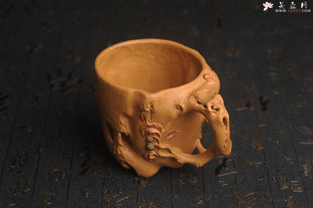 紫砂壶图片：美杯精品特惠 实力演绎全手工老黄段泥松鼠杯 松鼠灵动 贴叶生动 不失为一把好杯 - 美壶网