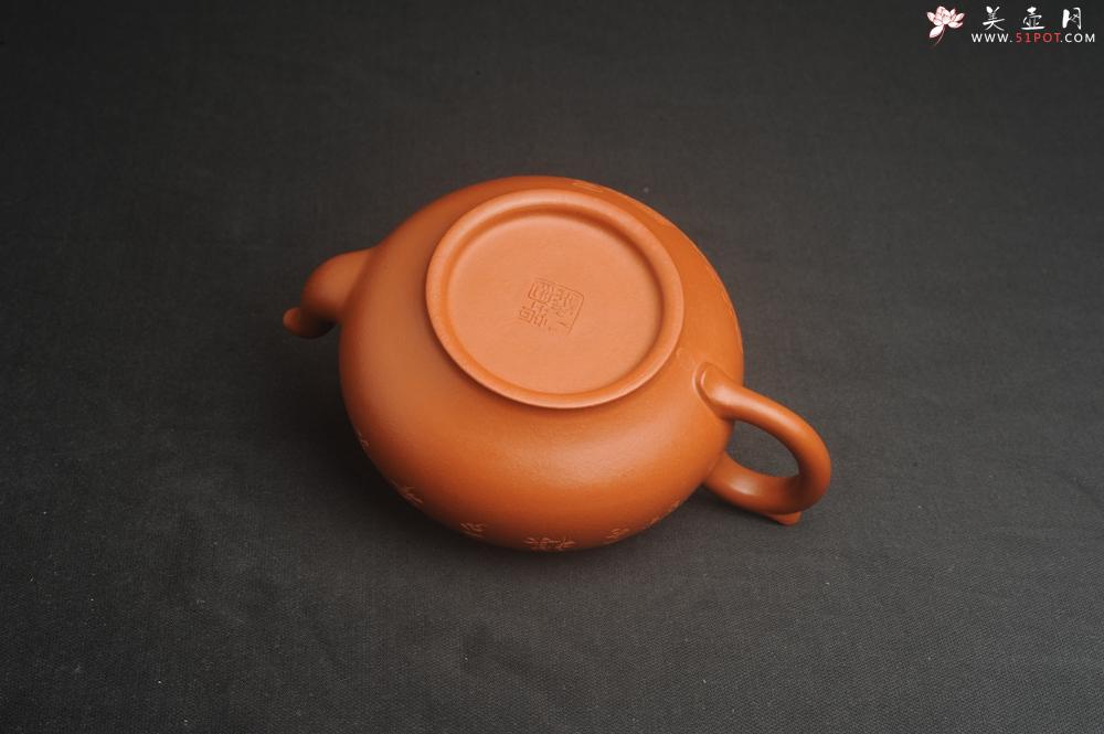 紫砂壶图片：潜力股周小培全手演绎朱泥笑樱壶 中品难度大 方健老师装饰对弈图 - 美壶网