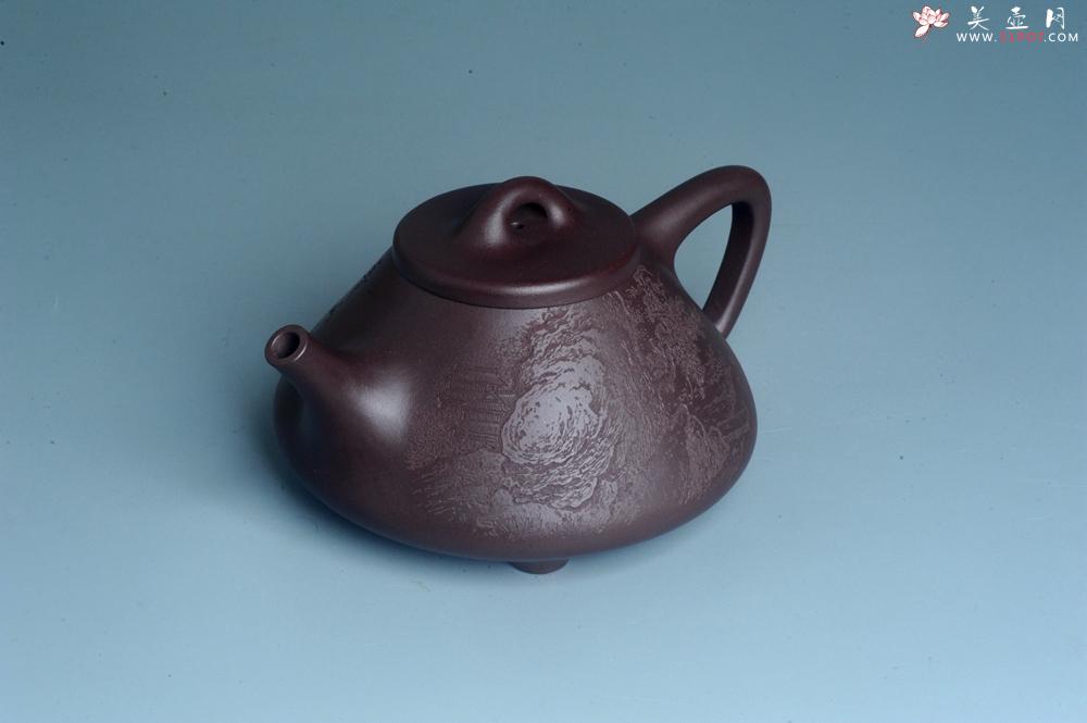 紫砂壶图片：实力派助工周斌 优质底槽青全手工精工 子冶石瓢壶 张听钢精刻山水 青山似欲留人住  香茗何妨为客尝 - 美壶网