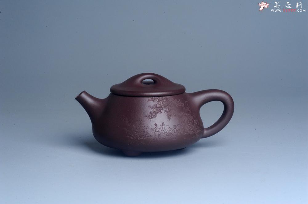 紫砂壶图片：实力派工艺师周斌 优质底槽青全手工精工 满瓢壶 张听钢装饰山水  知足是人生一乐 无为得天地自然 - 美壶网