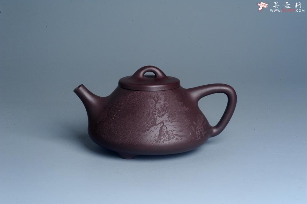 紫砂壶图片：实力派助工周斌 优质底槽青全手工精工 子冶石瓢壶 张听钢精刻山水 青山似欲留人住  香茗何妨为客尝 - 美壶网