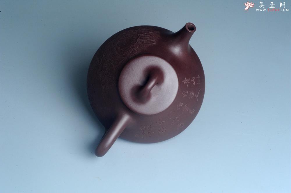 紫砂壶图片：实力派助工周斌 优质底槽青全手工精工 子冶石瓢壶 张听钢精刻山水 青山似欲留人住  香茗何妨为客尝 - 美壶网