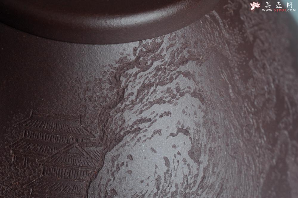 紫砂壶图片：实力派助工周斌 优质底槽青全手工精工 子冶石瓢壶 张听钢精刻山水 青山似欲留人住  香茗何妨为客尝 - 美壶网