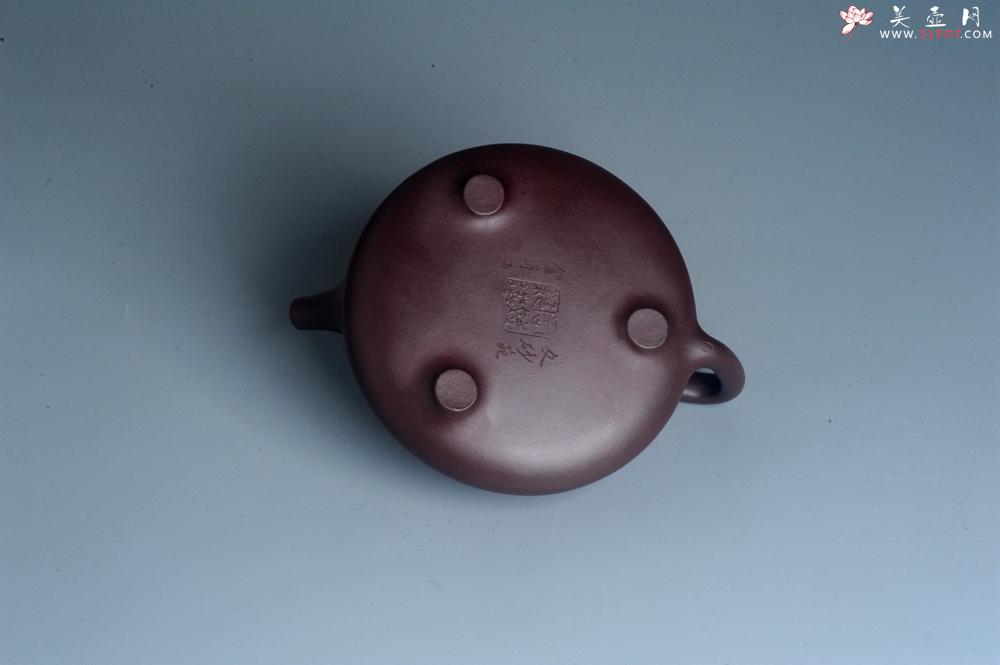 紫砂壶图片：实力派助工周斌 优质底槽青全手工精工 子冶石瓢壶 张听钢精刻山水 青山似欲留人住  香茗何妨为客尝 - 美壶网