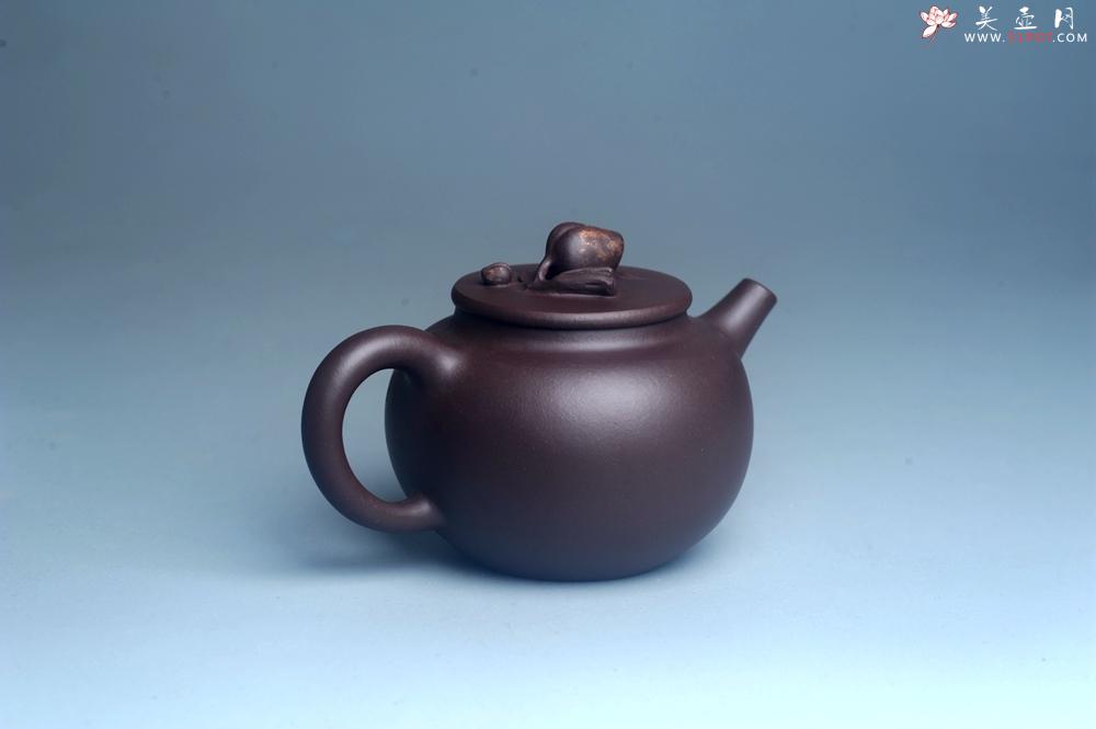 紫砂壶图片：实力派工艺师周斌优质底槽清全手工精工 原创寿桃壶 陶兴双刀装饰 福如东海长流水 寿比南山不老松 特文 - 美壶网