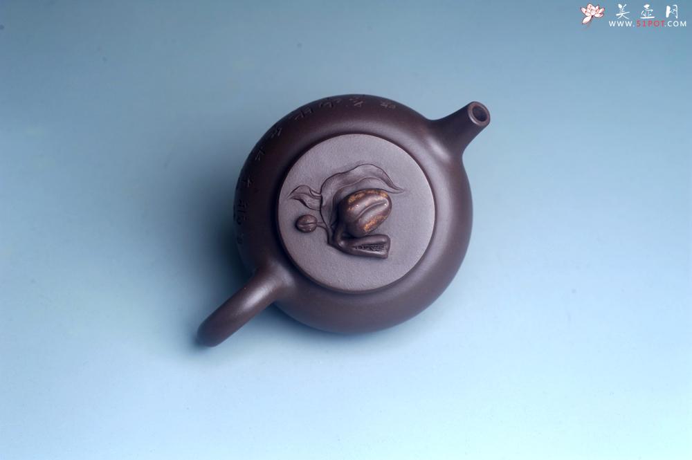 紫砂壶图片：实力派工艺师周斌优质底槽清全手工精工 原创寿桃壶 陶兴双刀装饰 福如东海长流水 寿比南山不老松 特文 - 美壶网