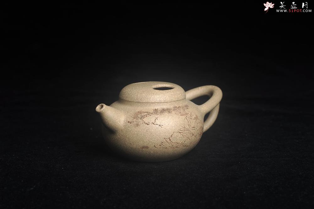 紫砂壶图片：实力派工艺师周斌 极品芝麻段泥 原创全手工牛韵壶 松涛烹雪醒诗梦 竹院浮烟荡俗尘 - 美壶网