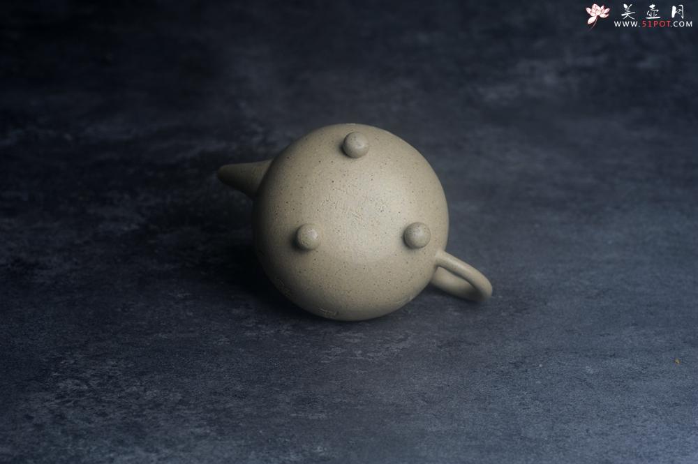 紫砂壶图片：美壶特惠 特好本山绿泥全手工三足水平壶 装饰梅花特文气 - 美壶网