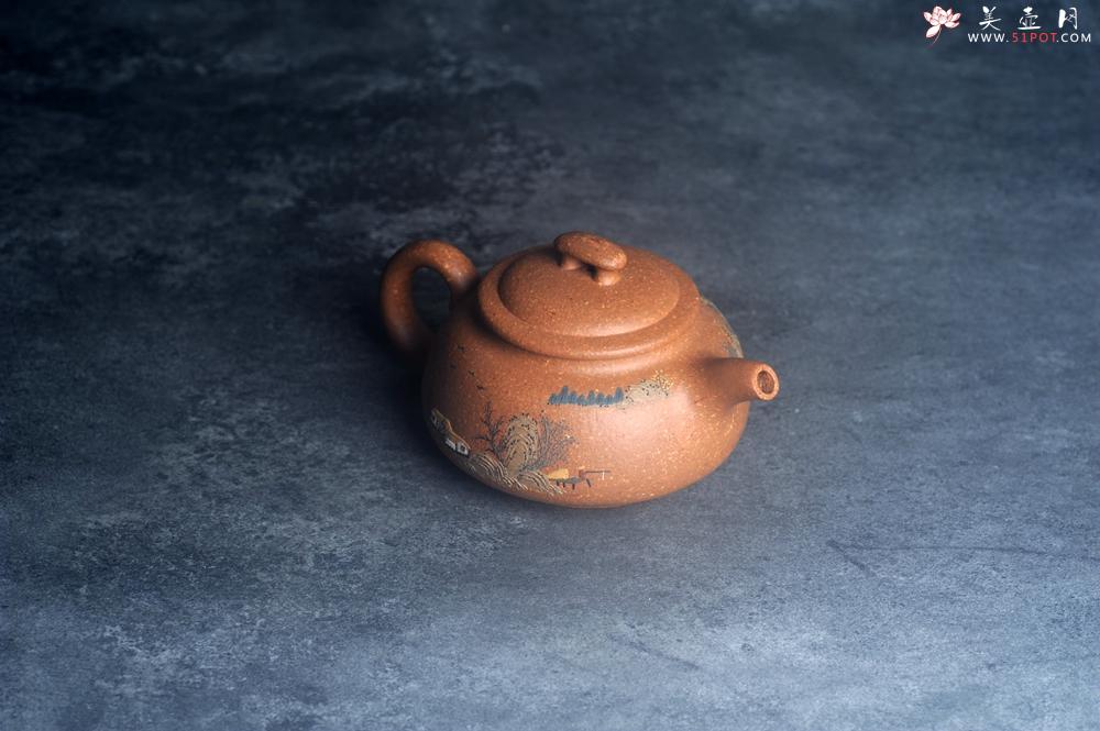 紫砂壶图片：美壶特惠 优质粗砂降坡泥桥钮合欢紫砂壶 泥绘山水 特文气 - 美壶网