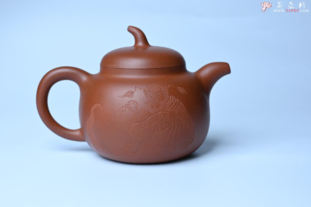 紫砂壶图片：特油润黄龙山小红泥全手工一捺底景舟茄段壶 装饰人物特文气 - 美壶网