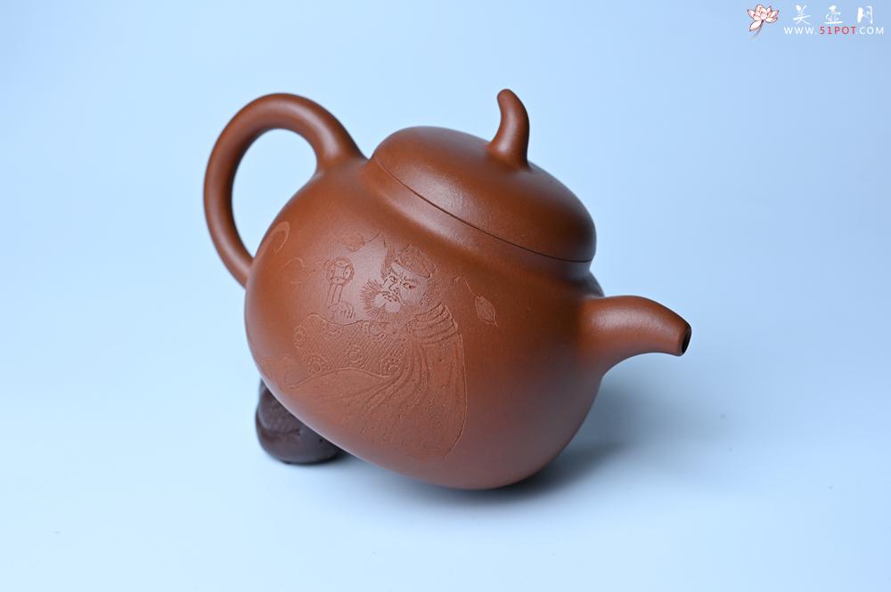 紫砂壶图片：特油润黄龙山小红泥全手工一捺底景舟茄段壶 装饰人物特文气 - 美壶网