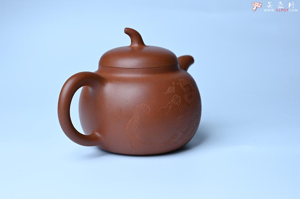 紫砂壶图片：特油润黄龙山小红泥全手工一捺底景舟茄段壶 装饰人物特文气 - 美壶网