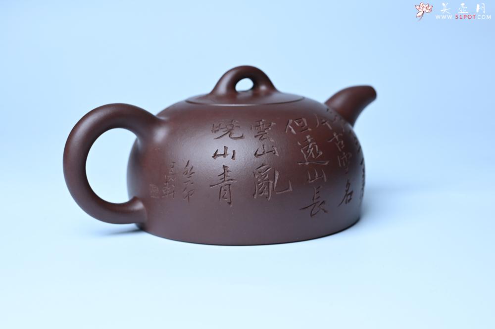 紫砂壶图片：油润底槽清 卡盖难度相当大 全手工半月紫砂壶  君臣一梦,今古空名 但远山长,云山乱,晓山青 - 美壶网