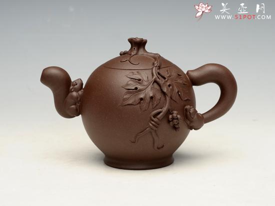 紫砂壶图片：松鼠葡萄紫泥 - 美壶网