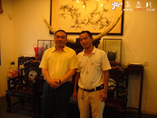 紫砂壶图片：与江苏省工艺美术大师季益顺合影 - 美壶网