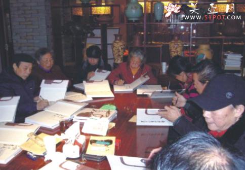 紫砂壶图片:《吴云根紫砂艺术》弟子现场签名 - 美壶网