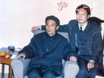 紫砂壶图片：与壶艺泰斗顾景舟大师合影 - 美壶网