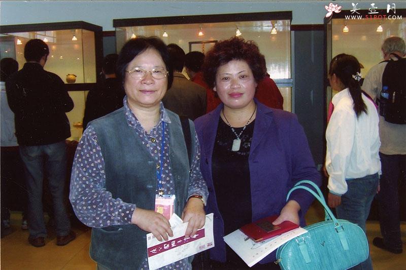 紫砂壶图片：与前香港陶瓷研艺协会黄美莉会长交流合影 - 美壶网