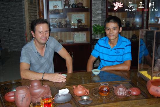 紫砂壶图片:与荷兰陶艺名家杨慕华合影 - 美壶网