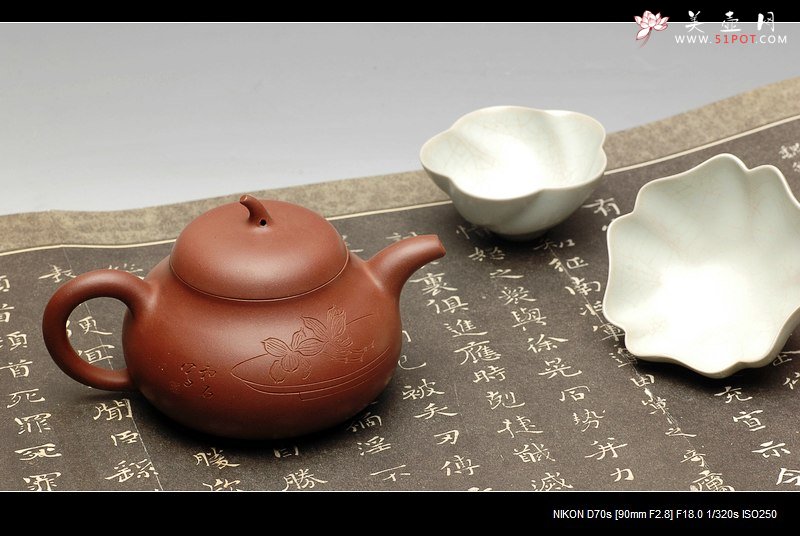 紫砂壶图片：【瑕疵特价】优雅之风 和石刻绘潘天寿兰花盘 全手紫泥茄段 - 美壶网