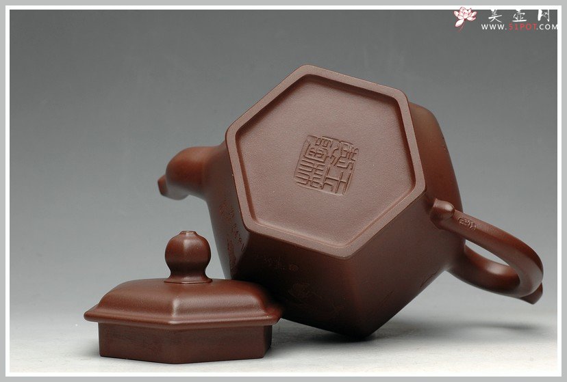 紫砂壶图片：圆润精神 高俊优雅 全手工 古韵方壶 - 美壶网
