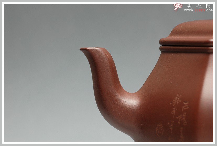 紫砂壶图片：圆润精神 高俊优雅 全手工 古韵方壶 - 美壶网