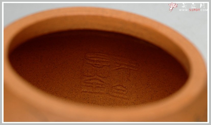 紫砂壶图片：辛卯年力作 国助和石刻绘 段泥全手一捺底玉成窑石匏 饱满可爱 - 美壶网