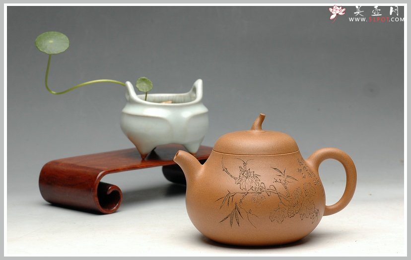 紫砂壶图片：辛卯年力作 国助和石刻绘 段泥全手一捺底玉成窑石匏 饱满可爱 - 美壶网