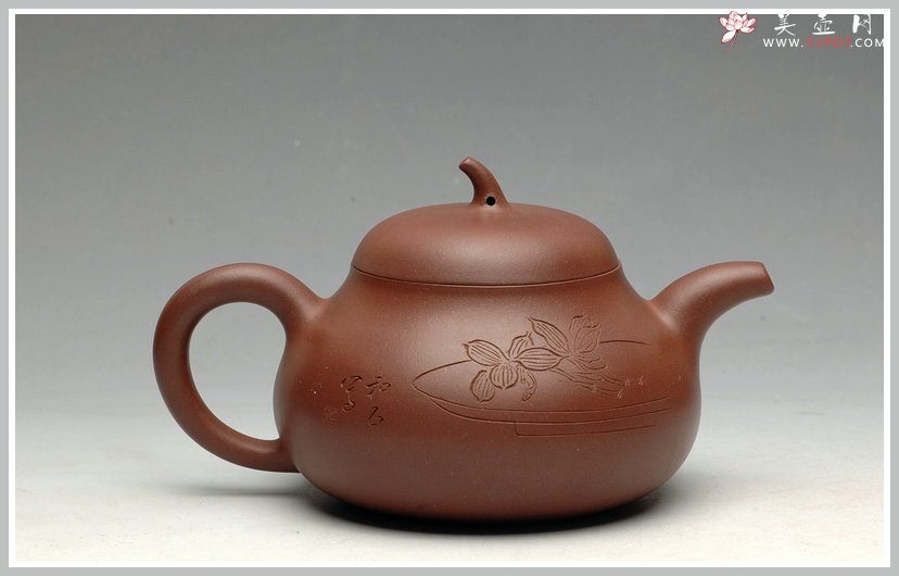 紫砂壶图片：【瑕疵特价】优雅之风 和石刻绘潘天寿兰花盘 全手紫泥茄段 - 美壶网