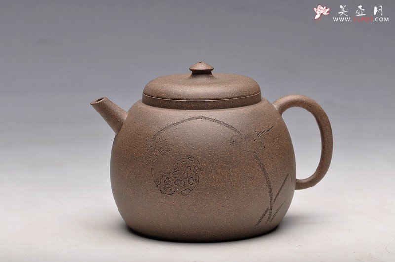 紫砂壶图片：经典中的经典 墨陶刻绘精品莲蓬鸟 万工经典之作 全手莲蓬龙蛋 新年龙运亨通 - 美壶网