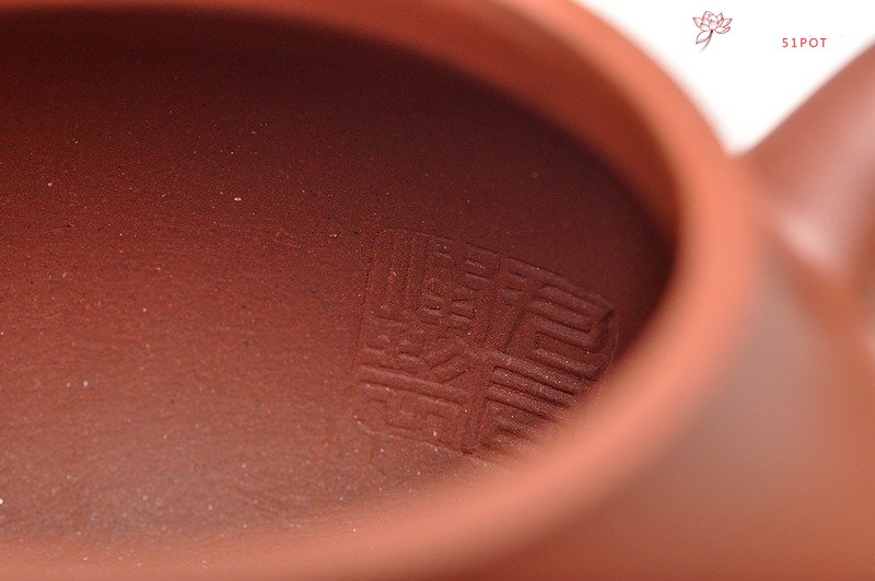 紫砂壶图片：尹君峰新品全手鸣远梨式  风姿绰约 优质地槽青 - 美壶网