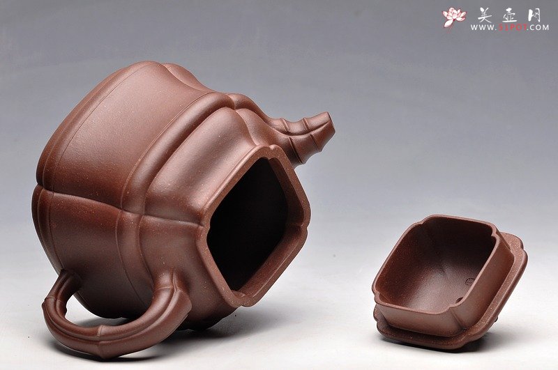 紫砂壶图片：融合方器、花货、筋囊融为一体 更显大气 新四方竹段 - 美壶网