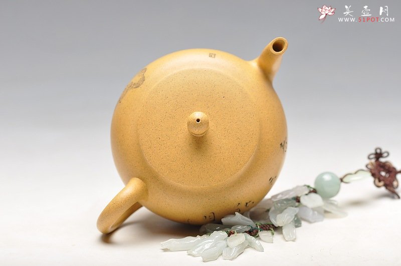 紫砂壶图片：线条流畅 挺拔优雅 全手迎春 墨陶装饰王翔鸟 - 美壶网