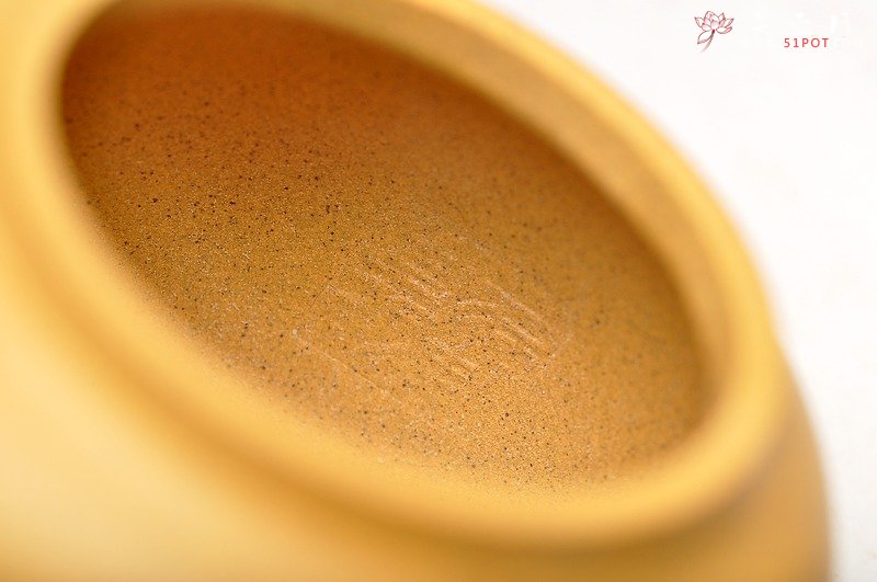 紫砂壶图片：线条流畅 挺拔优雅 全手迎春 国助和石装饰 - 美壶网