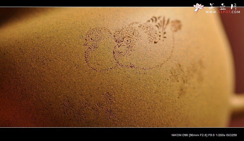 紫砂壶图片：线条流畅 挺拔优雅 全手迎春 墨陶装饰王翔鸟 - 美壶网