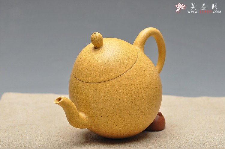 紫砂壶图片：本山绿 窈窕迷人 全手鹅蛋 - 美壶网
