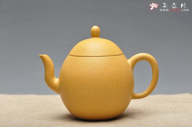 紫砂壶图片：本山绿 窈窕迷人 全手鹅蛋 - 美壶网