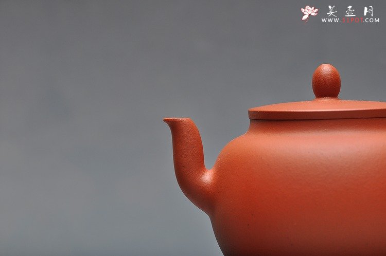 紫砂壶图片：线条流畅 挺拔优雅 全手红泥迎春 静如处子 - 美壶网